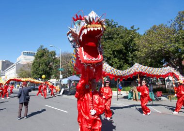 Oakland, CA - 22 Şubat 2025: Yılan Yılı için Oaklands Çin Mahallesi 'nde düzenlenen üçüncü yeni yıl geçit törenine kimliği belirsiz katılımcılar. 