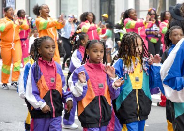 Oakland, CA - 25 Şubat 2024: Oakland, CA 'da düzenlenen 8. Geleneksel Black Joy Geçit Töreni katılımcıları. Siyahi Bebek Sağlığı sunar. Bu yılın teması: Küçük Anlarda Neşeyi Bulmak.