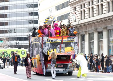 Oakland, CA - 25 Şubat 2024: Oakland, CA 'da düzenlenen 8. Geleneksel Black Joy Geçit Töreni katılımcıları. Siyahi Bebek Sağlığı sunar. Bu yılın teması: Küçük Anlarda Neşeyi Bulmak.