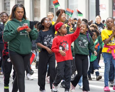 Oakland, CA - 25 Şubat 2024: Oakland, CA 'da düzenlenen 8. Geleneksel Black Joy Geçit Töreni katılımcıları. Siyahi Bebek Sağlığı sunar. Bu yılın teması: Küçük Anlarda Neşeyi Bulmak.