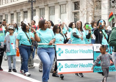 Oakland, CA - 25 Şubat 2024: Oakland, CA 'da düzenlenen 8. Geleneksel Black Joy Geçit Töreni katılımcıları. Siyahi Bebek Sağlığı sunar. Bu yılın teması: Küçük Anlarda Neşeyi Bulmak.