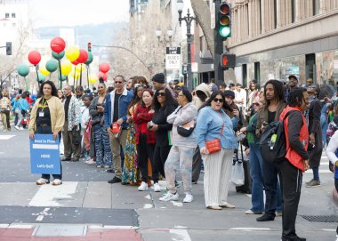 Oakland, CA - 25 Şubat 2024: Oakland, CA 'da düzenlenen 8. Geleneksel Black Joy Geçidi' ni izleyen izleyiciler. Siyahi Bebek Sağlığı sunar. Bu yılın teması: Küçük Anlarda Neşeyi Bulmak.