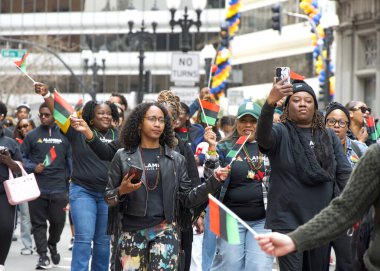 Oakland, CA - 25 Şubat 2024: Oakland, CA 'da düzenlenen 8. Geleneksel Black Joy Geçit Töreni katılımcıları. Siyahi Bebek Sağlığı sunar. Bu yılın teması: Küçük Anlarda Neşeyi Bulmak.