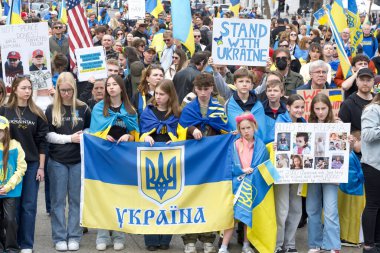 San Francisco, CA - 23 Şubat 2025: Yüzlerce katılımcı Ukrayna 'ya destek için Harry Bridges Plaza' da toplandı.