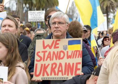San Francisco, CA - 23 Şubat 2025: Yüzlerce katılımcı Ukrayna 'ya destek için Harry Bridges Plaza' da toplandı.