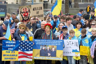San Francisco, CA - 23 Şubat 2025: Yüzlerce katılımcı Ukrayna 'ya destek için Harry Bridges Plaza' da toplandı.