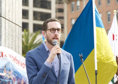 San Francisco, CA - 23 Şubat 2025: Eyalet Senatörü Scott Wiener, Ukrayna 'yı destekleyen bir mitingde, savaşın başlamasının 3. yıldönümü münasebetiyle konuşma yaptı.