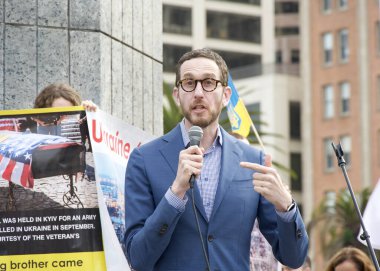 San Francisco, CA - 23 Şubat 2025: Eyalet Senatörü Scott Wiener, Ukrayna 'yı destekleyen bir mitingde, savaşın başlamasının 3. yıldönümü münasebetiyle konuşma yaptı.