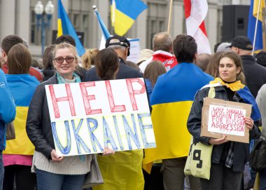 San Francisco, CA - 23 Şubat 2025: Yüzlerce katılımcı Ukrayna 'ya destek için Harry Bridges Plaza' da toplandı.
