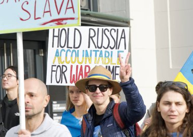 San Francisco, CA - 23 Şubat 2025: Yüzlerce katılımcı Ukrayna 'yı desteklemek amacıyla Embarcadero' ya doğru yürüdü.