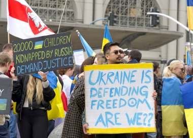 San Francisco, CA - 23 Şubat 2025: Yüzlerce katılımcı Ukrayna 'ya destek için Harry Bridges Plaza' da toplandı.