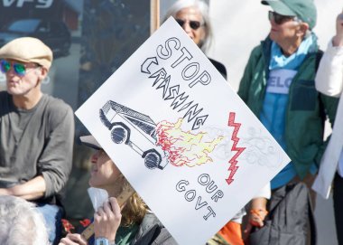 Berkeley, CA - 1 Mart 2025: Protestocular Tesla galerisinin önündeki trafiği engelleyen işaretler taşıyorlar. Misk 'i kınamak ve Capitol Hill' deki son eylemlerinin sonucu olarak boykot çağrısında bulunmak.