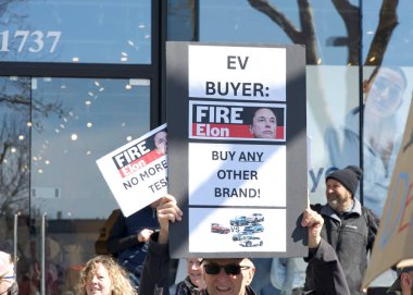 Berkeley, CA - 1 Mart 2025: Protestocular Tesla galerisinin önündeki trafiği engelleyen işaretler taşıyorlar. Misk 'i kınamak ve Capitol Hill' deki son eylemlerinin sonucu olarak boykot çağrısında bulunmak.
