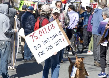 Berkeley, CA - 1 Mart 2025: Protestocular Tesla galerisinin önündeki trafiği engelleyen işaretler taşıyorlar. Misk 'i kınamak ve Capitol Hill' deki son eylemlerinin sonucu olarak boykot çağrısında bulunmak.
