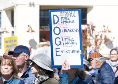 Berkeley, CA - 1 Mart 2025: Protestocular Tesla galerisinin önündeki trafiği engelleyen işaretler taşıyorlar. Misk 'i kınamak ve Capitol Hill' deki son eylemlerinin sonucu olarak boykot çağrısında bulunmak.