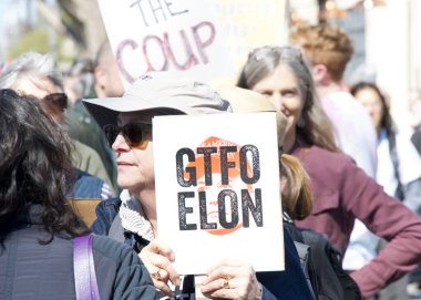 Berkeley, CA - 1 Mart 2025: Protestocular Tesla galerisinin önündeki trafiği engelleyen işaretler taşıyorlar. Misk 'i kınamak ve Capitol Hill' deki son eylemlerinin sonucu olarak boykot çağrısında bulunmak.