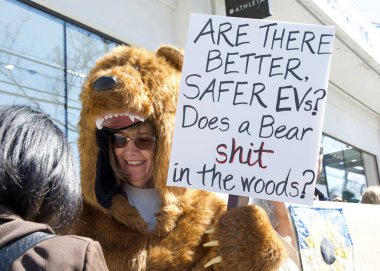 Berkeley, CA - 1 Mart 2025: Protestocular Tesla galerisinin önündeki trafiği engelleyen işaretler taşıyorlar. Misk 'i kınamak ve Capitol Hill' deki son eylemlerinin sonucu olarak boykot çağrısında bulunmak.