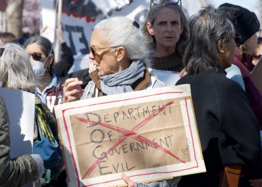 Berkeley, CA - 1 Mart 2025: Protestocular Tesla galerisinin önündeki trafiği engelleyen işaretler taşıyorlar. Misk 'i kınamak ve Capitol Hill' deki son eylemlerinin sonucu olarak boykot çağrısında bulunmak.