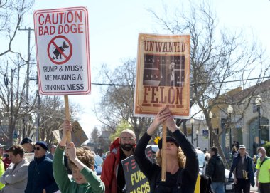 Berkeley, CA - 1 Mart 2025: Protestocular Tesla galerisinin önündeki trafiği engelleyen işaretler taşıyorlar. Misk 'i kınamak ve Capitol Hill' deki son eylemlerinin sonucu olarak boykot çağrısında bulunmak.