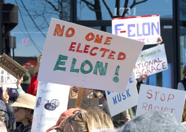 Berkeley, CA - 1 Mart 2025: Protestocular Tesla galerisinin önündeki trafiği engelleyen işaretler taşıyorlar. Misk 'i kınamak ve Capitol Hill' deki son eylemlerinin sonucu olarak boykot çağrısında bulunmak.