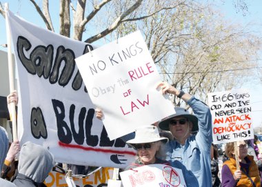 Berkeley, CA - 1 Mart 2025: Protestocular Tesla galerisinin önündeki trafiği engelleyen işaretler taşıyorlar. Misk 'i kınamak ve Capitol Hill' deki son eylemlerinin sonucu olarak boykot çağrısında bulunmak.