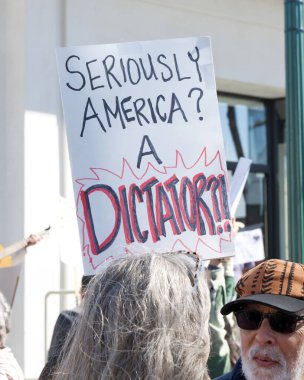 Berkeley, CA - 1 Mart 2025: Protestocular Tesla galerisinin önündeki trafiği engelleyen işaretler taşıyorlar. Misk 'i kınamak ve Capitol Hill' deki son eylemlerinin sonucu olarak boykot çağrısında bulunmak.