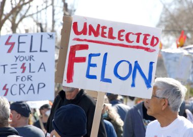 Berkeley, CA - 1 Mart 2025: Protestocular Tesla galerisinin önündeki trafiği engelleyen işaretler taşıyorlar. Misk 'i kınamak ve Capitol Hill' deki son eylemlerinin sonucu olarak boykot çağrısında bulunmak.