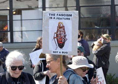 Berkeley, CA - 1 Mart 2025: Protestocular Tesla galerisinin önündeki trafiği engelleyen işaretler taşıyorlar. Misk 'i kınamak ve Capitol Hill' deki son eylemlerinin sonucu olarak boykot çağrısında bulunmak.