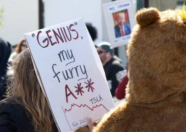 Berkeley, CA - 1 Mart 2025: Protestocular Tesla galerisinin önündeki trafiği engelleyen işaretler taşıyorlar. Misk 'i kınamak ve Capitol Hill' deki son eylemlerinin sonucu olarak boykot çağrısında bulunmak.