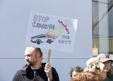 Berkeley, CA - 1 Mart 2025: Protestocular Tesla galerisinin önündeki trafiği engelleyen işaretler taşıyorlar. Misk 'i kınamak ve Capitol Hill' deki son eylemlerinin sonucu olarak boykot çağrısında bulunmak.
