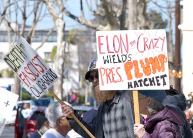 Berkeley, CA - 1 Mart 2025: Protestocular Tesla galerisinin önündeki trafiği engelleyen işaretler taşıyorlar. Misk 'i kınamak ve Capitol Hill' deki son eylemlerinin sonucu olarak boykot çağrısında bulunmak.