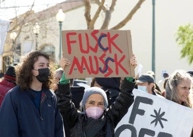 Berkeley, CA - 1 Mart 2025: Protestocular Tesla galerisinin önündeki trafiği engelleyen işaretler taşıyorlar. Misk 'i kınamak ve Capitol Hill' deki son eylemlerinin sonucu olarak boykot çağrısında bulunmak.