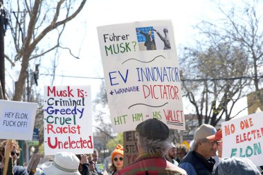 Berkeley, CA - 1 Mart 2025: Protestocular Tesla galerisinin önündeki trafiği engelleyen işaretler taşıyorlar. Misk 'i kınamak ve Capitol Hill' deki son eylemlerinin sonucu olarak boykot çağrısında bulunmak.