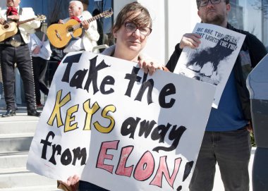 Berkeley, CA - 1 Mart 2025: Protestocular Tesla galerisinin önündeki trafiği engelleyen işaretler taşıyorlar. Misk 'i kınamak ve Capitol Hill' deki son eylemlerinin sonucu olarak boykot çağrısında bulunmak.