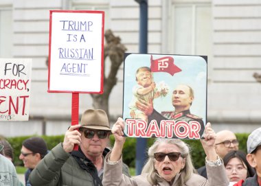 San Francisco, CA - 4 Mart 2025: Belediye binasının önündeki 50501 protestosuna katılanlar. Hükümet yolsuzluğunu, ekonomik eşitsizliği ve insan hakları ihlallerini protesto ediyorlar.