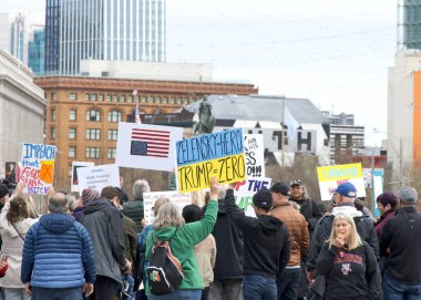 San Francisco, CA - 4 Mart 2025: Belediye binasının önündeki 50501 protestosuna katılanlar. Hükümet yolsuzluğunu, ekonomik eşitsizliği ve insan hakları ihlallerini protesto ediyorlar.