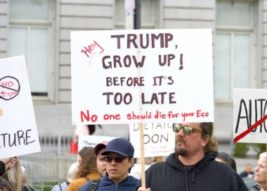San Francisco, CA - 4 Mart 2025: Belediye binasının önündeki 50501 protestosuna katılanlar. Hükümet yolsuzluğunu, ekonomik eşitsizliği ve insan hakları ihlallerini protesto ediyorlar.