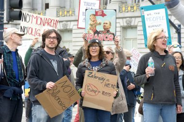 San Francisco, CA - 4 Mart 2025: Belediye binasının önündeki 50501 protestosuna katılanlar. Hükümet yolsuzluğunu, ekonomik eşitsizliği ve insan hakları ihlallerini protesto ediyorlar.