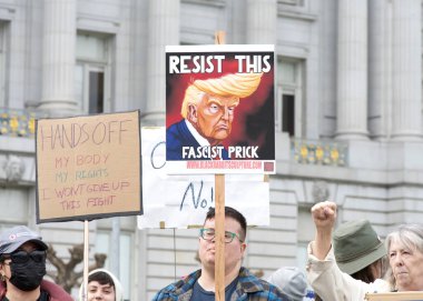 San Francisco, CA - 4 Mart 2025: Belediye binasının önündeki 50501 protestosuna katılanlar. Hükümet yolsuzluğunu, ekonomik eşitsizliği ve insan hakları ihlallerini protesto ediyorlar.