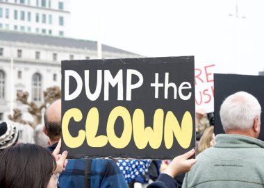 San Francisco, CA - 4 Mart 2025: Belediye binasının önündeki 50501 protestosuna katılanlar. Hükümet yolsuzluğunu, ekonomik eşitsizliği ve insan hakları ihlallerini protesto ediyorlar.