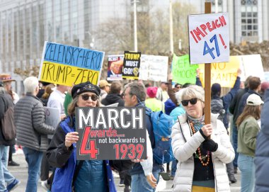 San Francisco, CA - 4 Mart 2025: Belediye binasının önündeki 50501 protestosuna katılanlar. Hükümet yolsuzluğunu, ekonomik eşitsizliği ve insan hakları ihlallerini protesto ediyorlar.