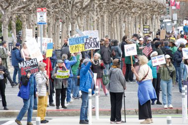 San Francisco, CA - 4 Mart 2025: Belediye binasının önündeki 50501 protestosuna katılanlar. Hükümet yolsuzluğunu, ekonomik eşitsizliği ve insan hakları ihlallerini protesto ediyorlar.