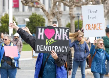 San Francisco, CA - 4 Mart 2025: Belediye binasının önündeki 50501 protestosuna katılanlar. Hükümet yolsuzluğunu, ekonomik eşitsizliği ve insan hakları ihlallerini protesto ediyorlar.