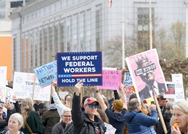 San Francisco, CA - 4 Mart 2025: Belediye binasının önündeki 50501 protestosuna katılanlar. Hükümet yolsuzluğunu, ekonomik eşitsizliği ve insan hakları ihlallerini protesto ediyorlar.
