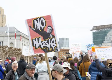 San Francisco, CA - 4 Mart 2025: Belediye binasının önündeki 50501 protestosuna katılanlar. Hükümet yolsuzluğunu, ekonomik eşitsizliği ve insan hakları ihlallerini protesto ediyorlar.