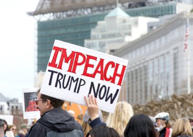 San Francisco, CA - 4 Mart 2025: Belediye binasının önündeki 50501 protestosuna katılanlar. Hükümet yolsuzluğunu, ekonomik eşitsizliği ve insan hakları ihlallerini protesto ediyorlar.