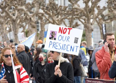 San Francisco, CA - 4 Mart 2025: Belediye binasının önündeki 50501 protestosuna katılanlar. Hükümet yolsuzluğunu, ekonomik eşitsizliği ve insan hakları ihlallerini protesto ediyorlar.