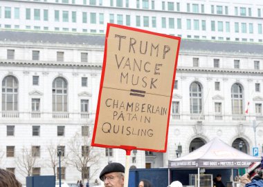 San Francisco, CA - 4 Mart 2025: Belediye binasının önündeki 50501 protestosuna katılanlar. Hükümet yolsuzluğunu, ekonomik eşitsizliği ve insan hakları ihlallerini protesto ediyorlar.