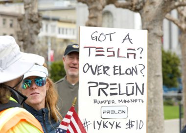 San Francisco, CA - 4 Mart 2025: Belediye binasının önündeki 50501 protestosuna katılanlar. Hükümet yolsuzluğunu, ekonomik eşitsizliği ve insan hakları ihlallerini protesto ediyorlar.