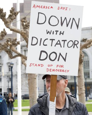 San Francisco, CA - 4 Mart 2025: Belediye binasının önündeki 50501 protestosuna katılanlar. Hükümet yolsuzluğunu, ekonomik eşitsizliği ve insan hakları ihlallerini protesto ediyorlar.